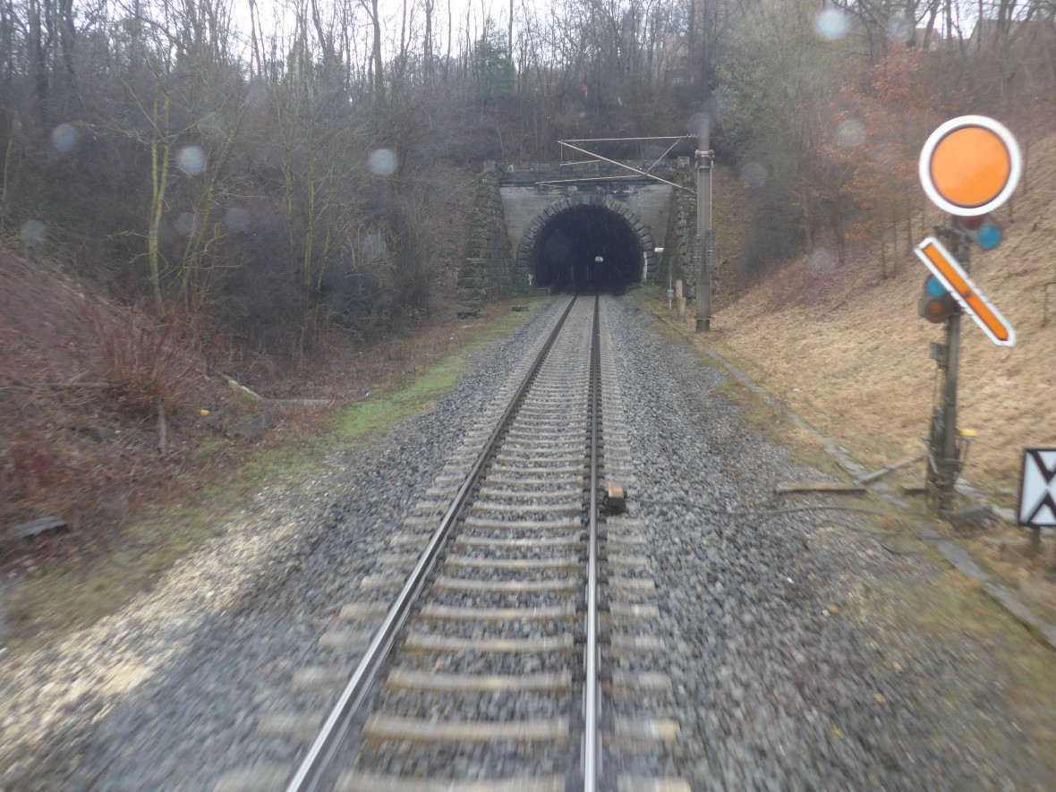 An den Gleisen finden sich heute noch veraltete Beschilderungen und Zeichen