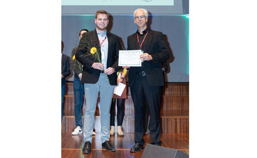 Ingo Hoyer (l.) erhält Preis für seine Masterarbeit