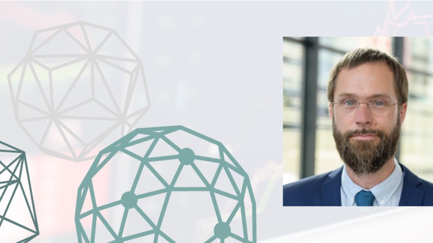 Michael Muma vor netzartigen Strukturen
