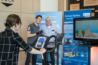 Serious Games Arbeitsgruppe mit Exponaten auf dem Kreativwirtschaftstag 2022 in Frankfurt am Main